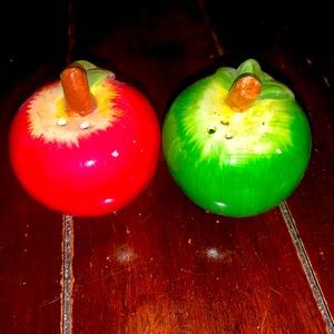 Apple Pickin Salt and Pepper Shakers Set